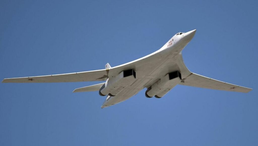 Ρωσική Αεροπορία: Στρατηγικό βομβαρδιστικό εκτοξεύει πύραυλο cruise Kh-55